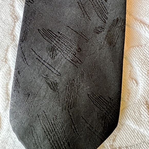 Elegant Black Textured‎ Men's Tie - Picture 2 of 6